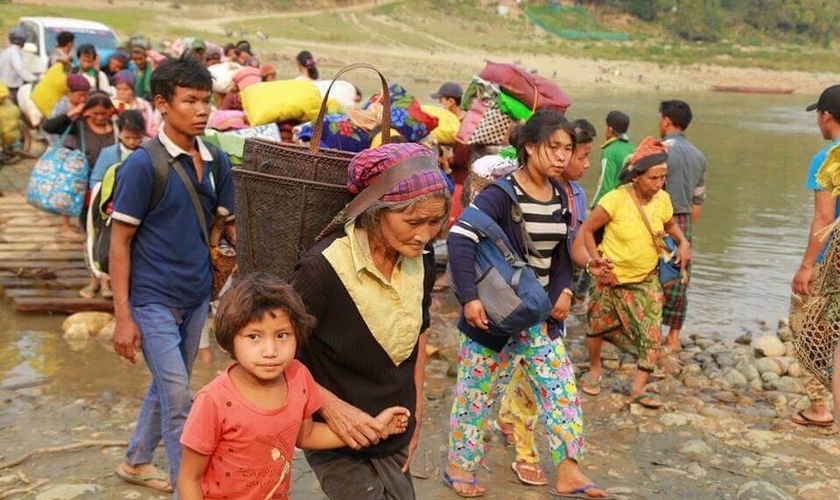 Cristãos fogem de suas terras em Mianmar, onde milhares de pessoas são vítimas de violência. (Foto: Reprodução/Faithwire)