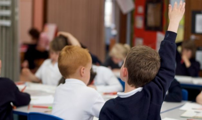 Crianças participam de aula em escola da Escócia. (Foto: BBC)