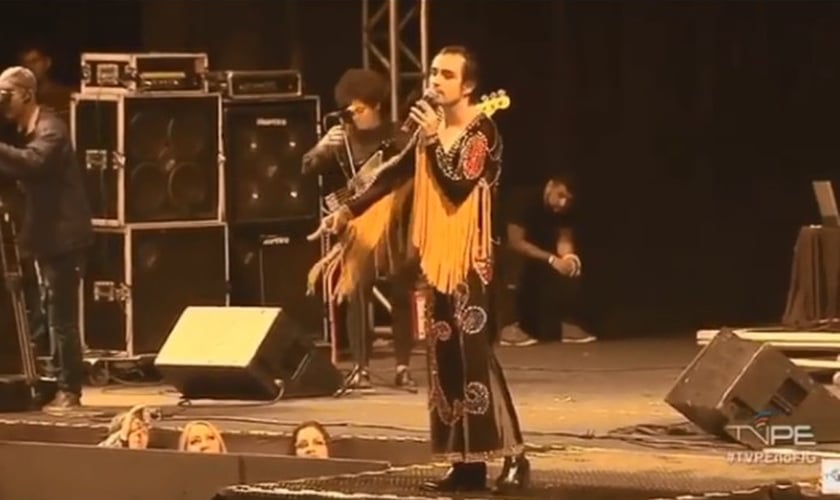 O cantor Johnny Hooker chamou Jesus de travesti em show polêmico, em Pernambuco. (Foto: Reprodução)