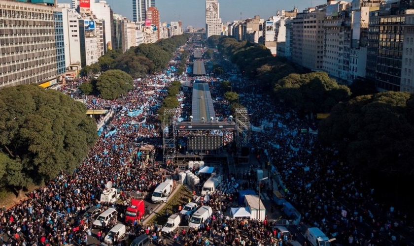 Mais de 650.000 pessoas marcharam pelas ruas de Buenos Aires contra a legalização do aborto. (Foto: AFP)