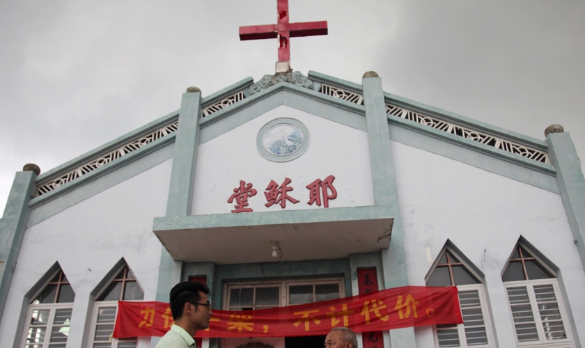 A implacável perseguição ao cristianismo na China tem levado igrejas a serem vandalizadas, com suas cruzes destruídas e até mesmo demolidas na China. (Foto: Japan Times)