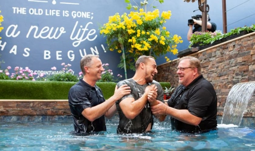 O pastor celebrou o fato de sua igreja se tornar a primeira na história dos Estados Unidos a batizar 50 mil pessoas. (Foto: Saddleback Church).
