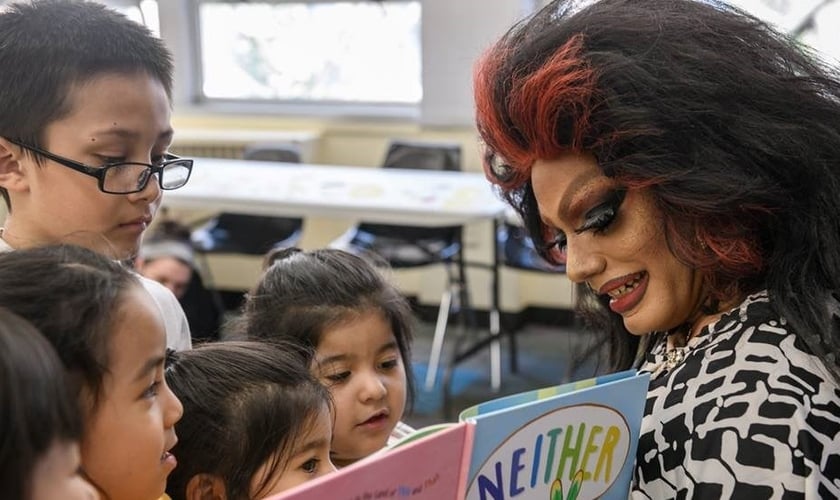 Drag queen conta história para crianças em biblioteca dos EUA. (Foto: Paolo Quadrini)