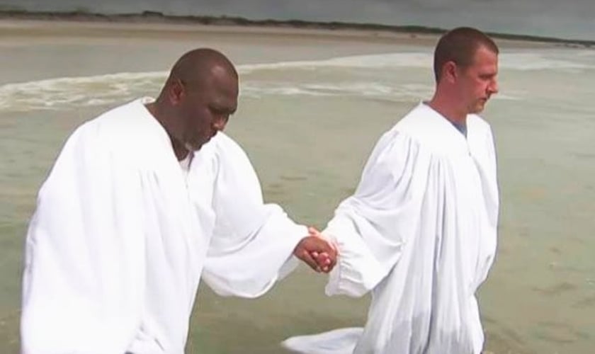 Ken Parker foi batizado pelo pastor William McKinnon, de uma igreja afro-americana. (Foto: NBC News)