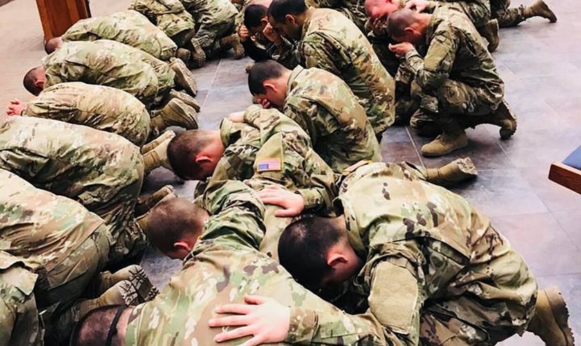 A cada semana, mais soldados do Exército dos EUA se rendem a Jesus. (Foto: Facebook/Jose Rondon)