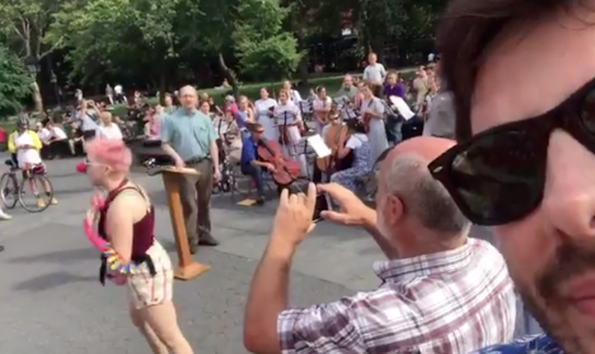 Danilo Gentili filmou pastor sendo hostilizado por ativistas LGBT, em Nova York. (Foto: Reprodução/Twitter)