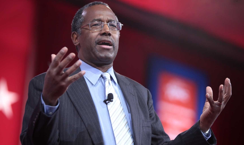 Ben Carson trabalha atualmente como um dos ministros do governo Trump, mas construiu uma carreira brilhante na Medicina, com técnicas inovadoras na Neurocirurgia. (Foto: Gage Skidmore/Wikimedia)