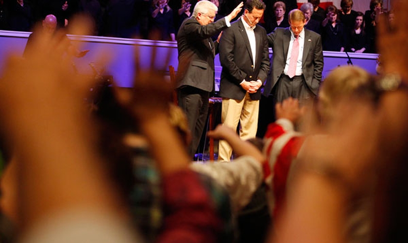 Candidato à presidência recebendo oração em uma Igreja Batista nos Estados Unidos. (Foto: Reuters/Sean Gardner)