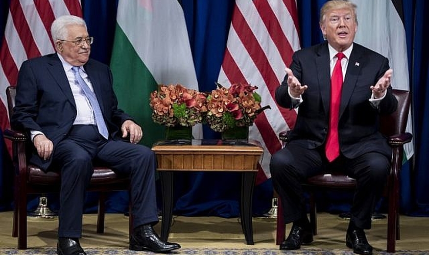 O presidente da Autoridade Palestina, Mahmoud Abbas, ao lado do presidente dos EUA, Donald Trump. (Foto: AFP Photo/Brendan Smialowski)