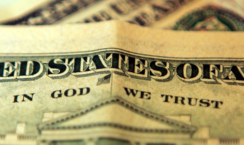 Frase "In God We Trust" é impressa nas cédulas de dólar. (Foto: CBS)