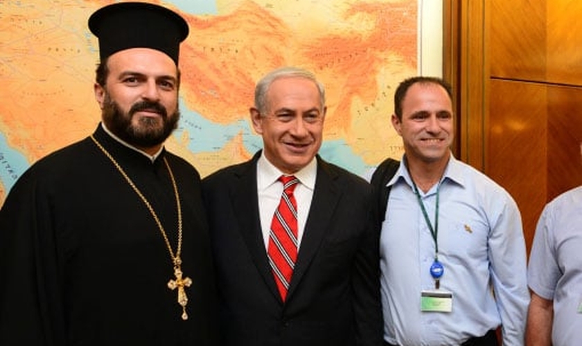 O primeiro-ministro israelense Benjamin Netanyahu se reuniu com o padre ortodoxo grego Gabriel Nadaf e Shadi Khalloul. (Foto: Moshe Milner/GPO/Flash90)