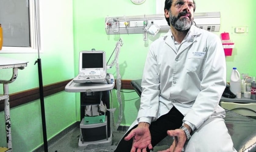 O médico Leandro Lastra se recusou a abortar mulher cinco meses de gestação. (Foto: Río Negro)