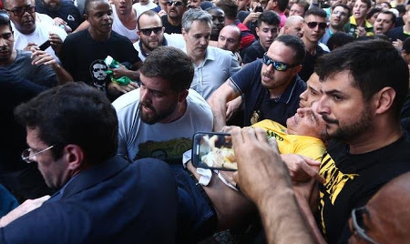 Bolsonaro estava usando um colete à prova de balas e por isso sofreu apenas um ferimento superficial. (Foto: Reprodução).