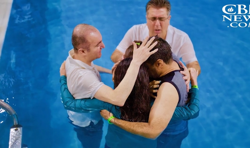 Imagem ilustrativa. Pastor batiza família iraniana, em meio a perseguição no país. (Foto: CBN News)