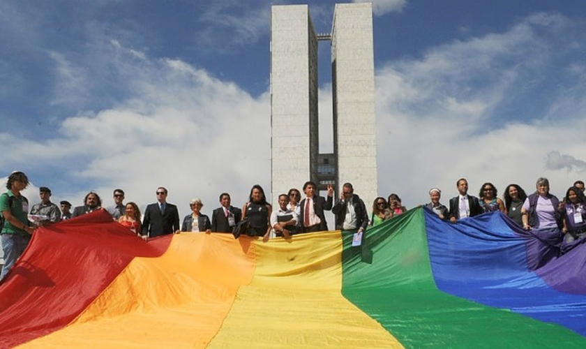 Os candidatos do PT, PSOL e PDT assinaram a Plataforma LGBTI+ Eleições 2018. (Foto: Reprodução)
