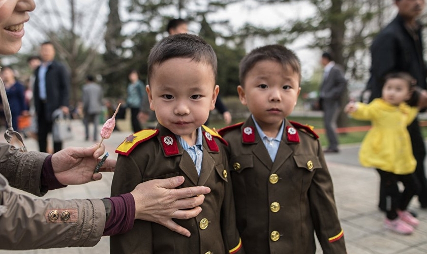 Crianças são doutrinadas pela ditadura da dinastia Kim na Coreia do Norte. (Foto: Sputnik)