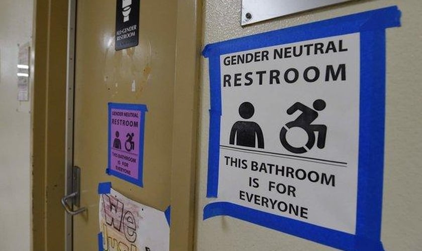 A política de banheiros transgêneros foi aceita em diversas escolas dos EUA. (Foto: New York Times)