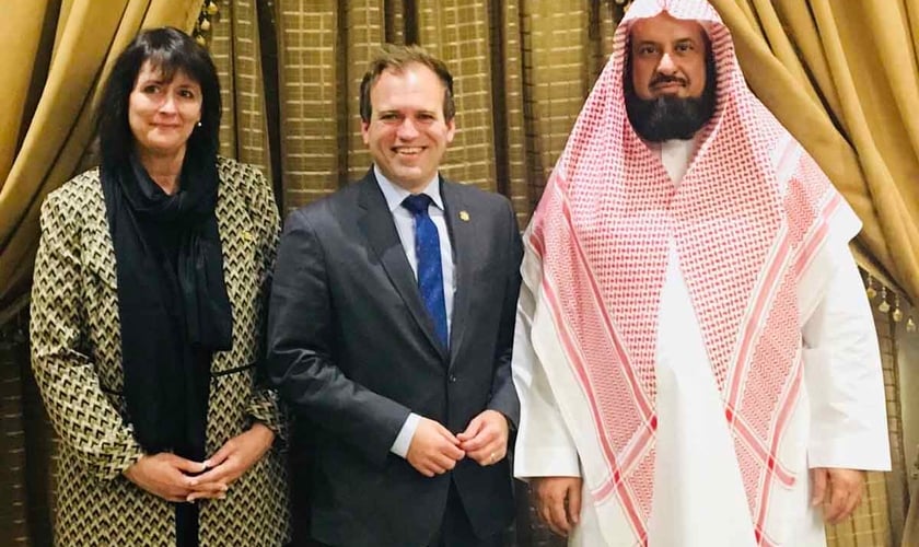 Os comissários dos EUA Nadine Maenza e Johnnie Moore ao lado do presidente saudita da CPVPV Sheikh Abdullah Al-Sanad. (Foto: Comissão de Liberdade Religiosa dos EUA)