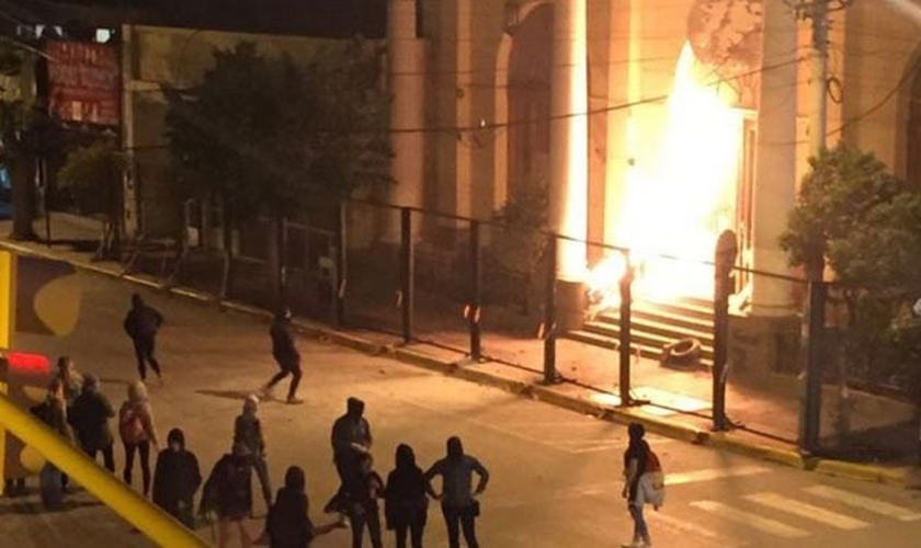 Ataque com coquetel molotov contra prédio da prefeitura de Trelew. (Foto: Imprensa da Polícia de Chubut)