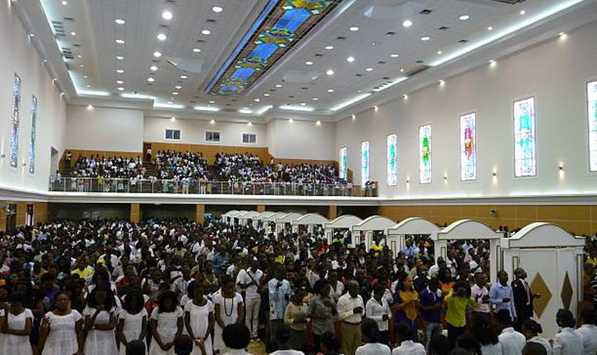 Centenas de pessoas em culto na Catedral de Nosso Senhor Jesus Cristo em Luanda, Angola. (Foto: Estelle Maussion/AFP/Getty Images)