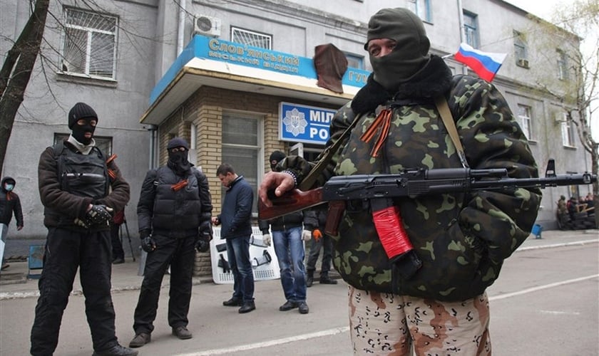 Ativistas pró-russos armados em frente à delegacia na cidade ucraniana de Slavyansk. (Foto: Anatoliy Stepanov/AFP/Getty Images)