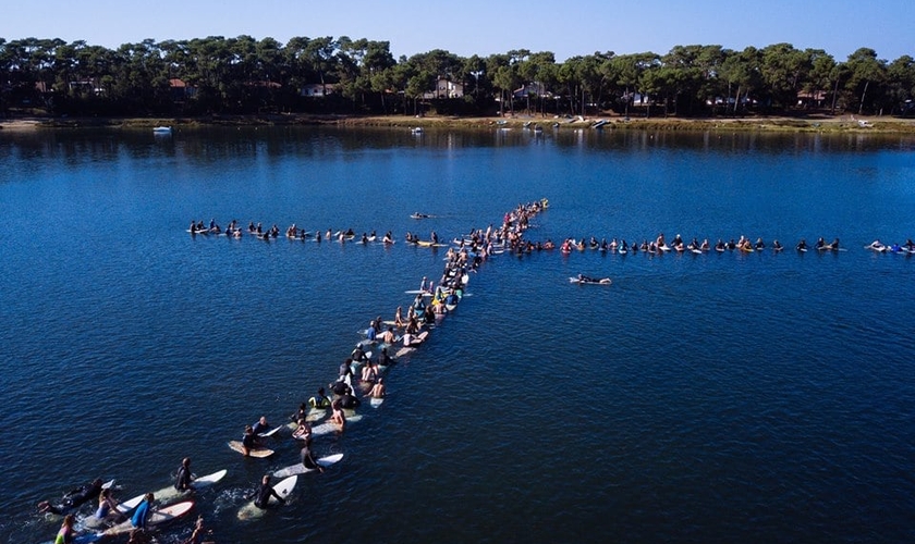 Participantes do Encontro Internacional de Surfistas Cristãos na França formaram uma cruz sobre a água. (Foto: Christian Surfers)