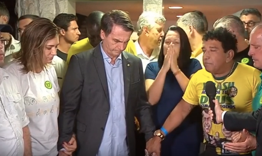 Jair Bolsonaro recebeu uma oração de Magno Malta antes de iniciar seu discurso na TV. (Foto: Reprodução/Globo)