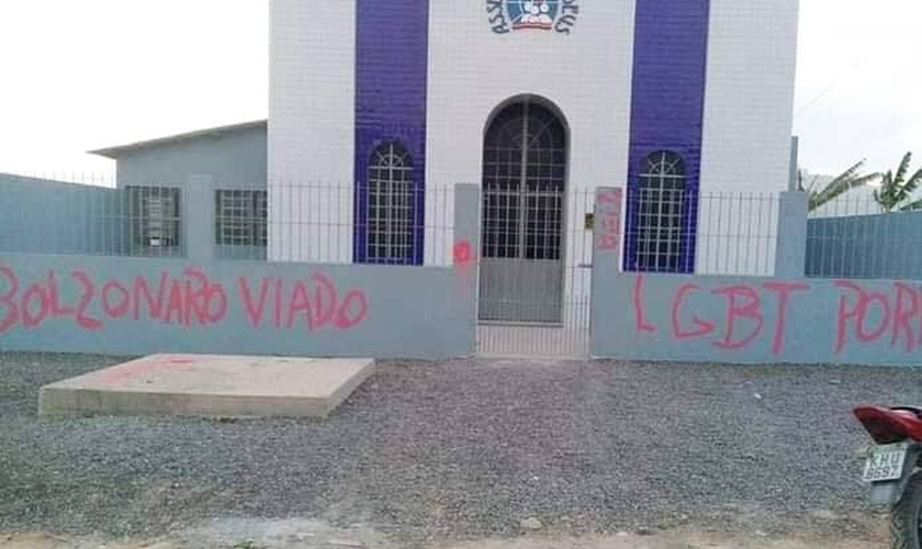 A Assembleia de Deus em Bonança (PE) foi vandalizado com pichações. (Foto: Reprodução/Facebook)