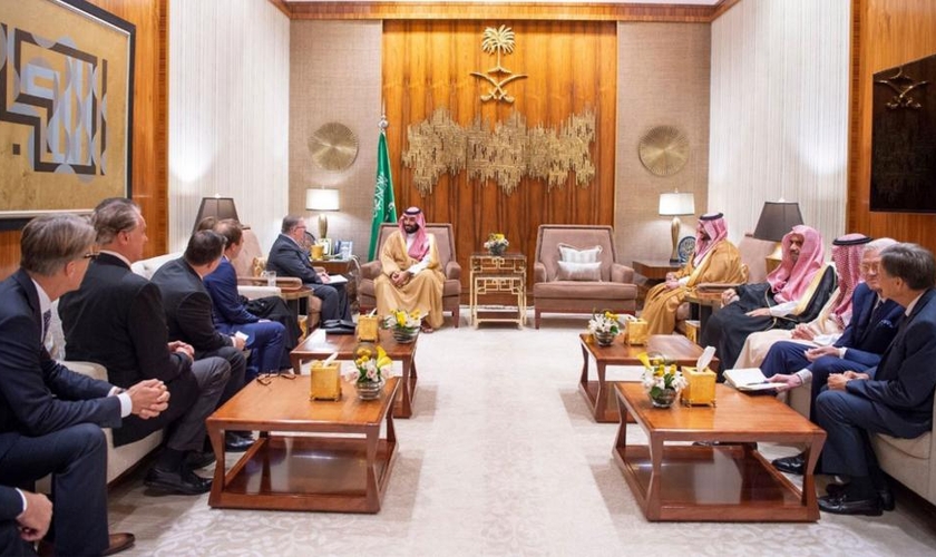 Reunião entre a delegação evangélica dos EUA e o Príncipe Mohammed bin Salman, na Arábia Saudita. (Foto: Bandar Algaloud/Saudi Royal Court/Handout via Reuters)