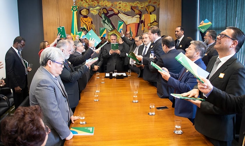 Líderes oraram por mudanças no Brasil na sala da presidência da Câmara dos Deputados. (Foto: Guiame/Marcos Paulo Corrêa)