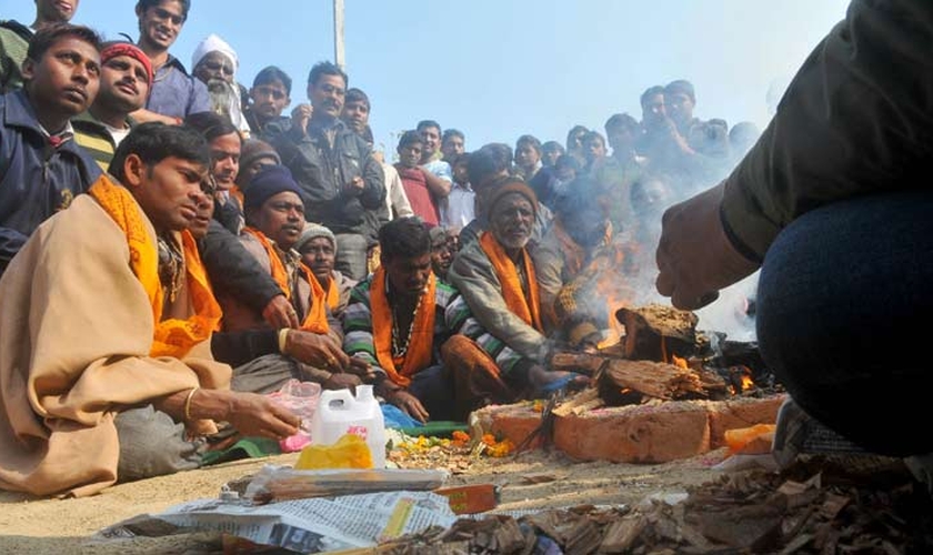 A cerimônia conhecida como "Ghar Wapsi" marca a volta de pessoas que haviam deixado o hinduísmo à sua fé antiga. Porém há relatos de que cristãos têm sido forçados a se submeterem a estes rituais. (Foto: Indian Express)