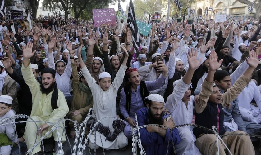 Muçulmanos durante protesto contra a absolvição de Asia Bib em Lahore, no Paquistão. (Foto: Rahat Dar/EPA)