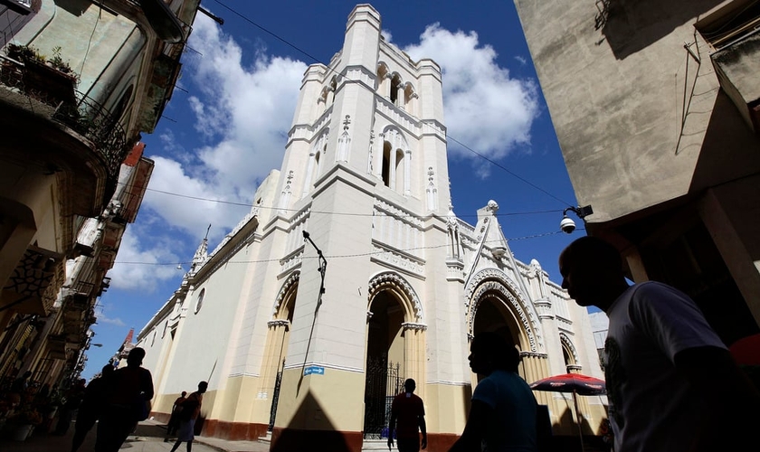 As pessoas andam perto da Igreja de Nossa Virgem da Caridade, em Havana, Cuba. (Foto: Reuters/Desmond Boylan)