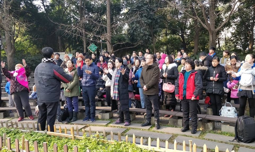Membros da Igreja Early Rain Covenant durante culto em praça pública na China. (Foto: Pray for Early Rain Covenant Church)