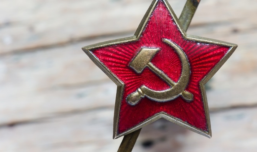 O comunismo e o socialismo seguem uma linha de pensamento ateísta e antirreligiosa. (Foto: Godlikeart/Shutterstock)