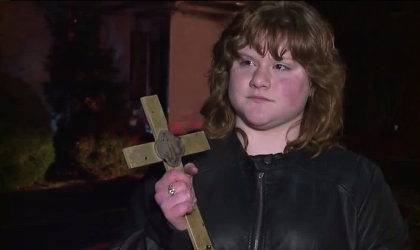 Rachel Davis testemunha incêndio na igreja pastoreada pelo pai onde cruz foi encontrada intacta. (Foto: Reprodução/Channel News 3)