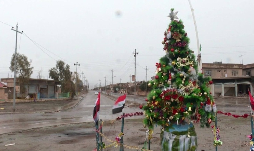 Árvore do lado de fora da Igreja Mart Shmony marca o retorno do Natal para Bartella, no Iraque. (Foto: Mohammed Tawfeeq/CNN)