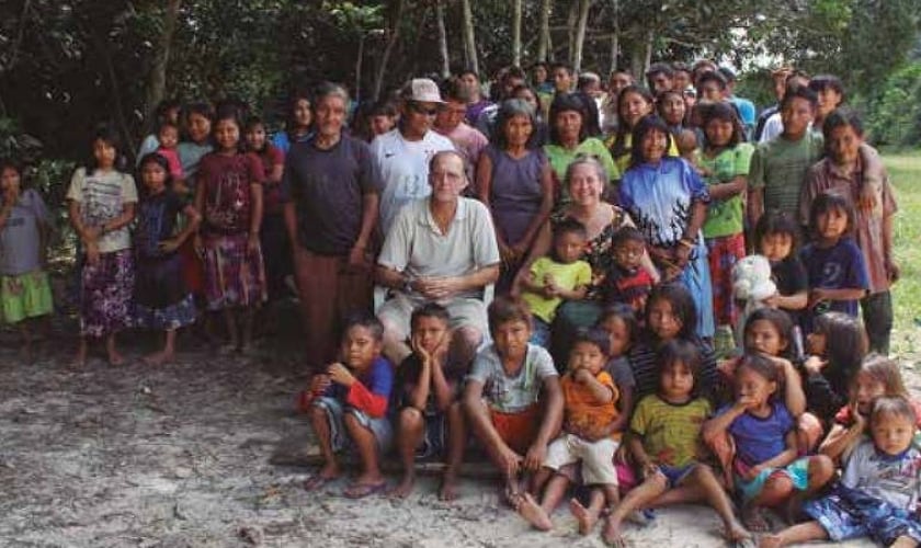 Casal de missionários norte-americanos Steve e Robin Campbell com índios da etnia jamamadi, no sul do Amazonas. (Foto: Divulgação)