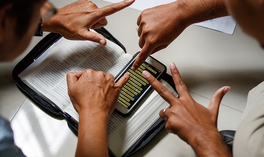 Apenas 2% das pessoas surdas ao redor do mundo têm acesso aos Evangelhos na língua de sinais. (Foto: Wycliffe Bible Translators)