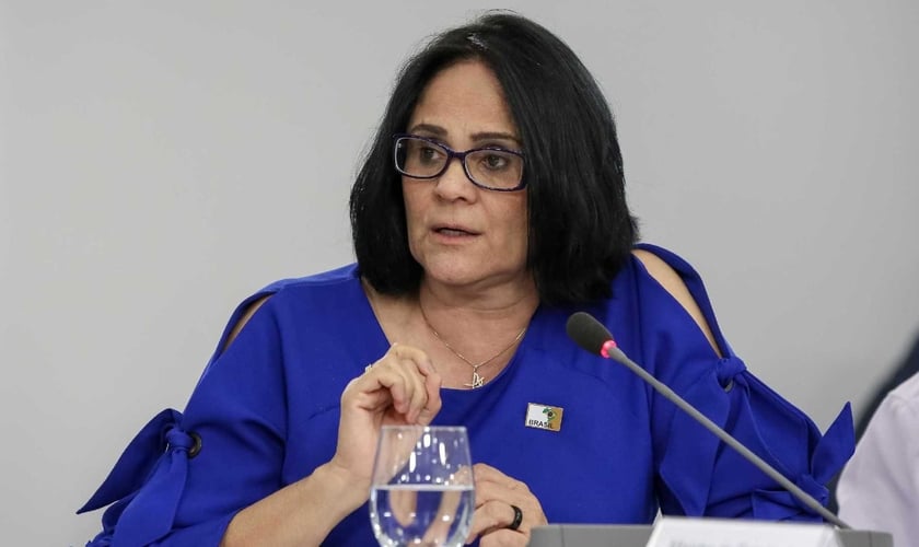 A ministra da Mulher, Família e Direitos Humanos, Damares Alves, foi criticada por sua opinião à respeito da teoria da evolução. (Foto: Reprodução)