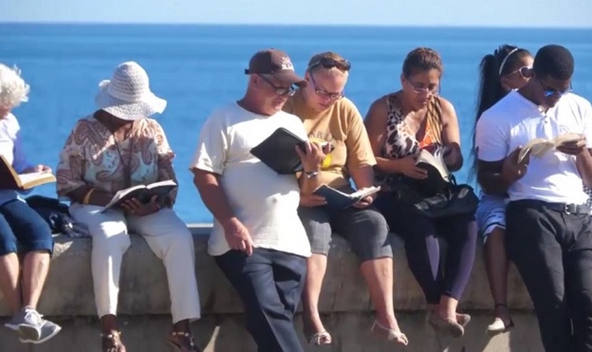 Cristãos cubanos se reúnem para a leitura anual da Bíblia em 'Malecón'. (Foto: Divulgação/GNA)