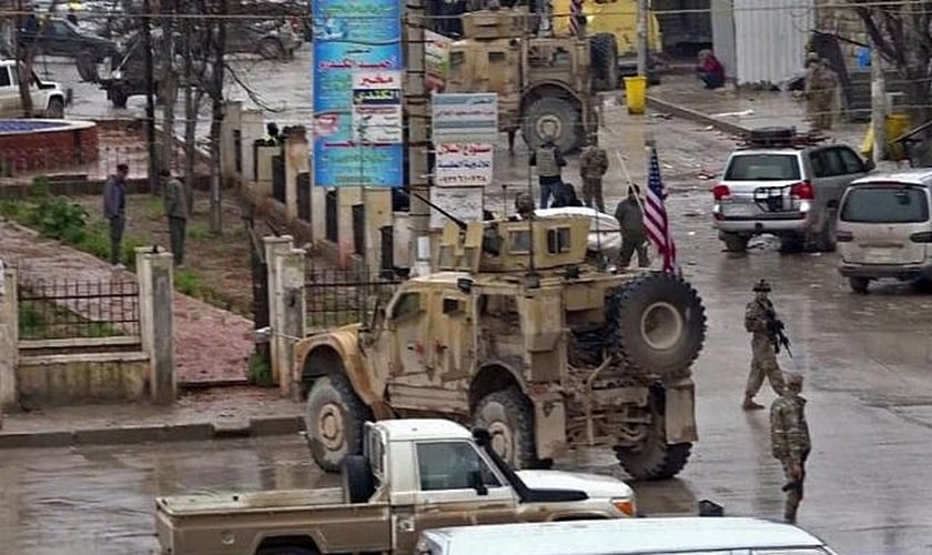 Imagem de um vídeo obtido pela AFPTV mostra as tropas dos EUA reunidas no local do ataque em Manbij, na Síria. (Foto: AFP)