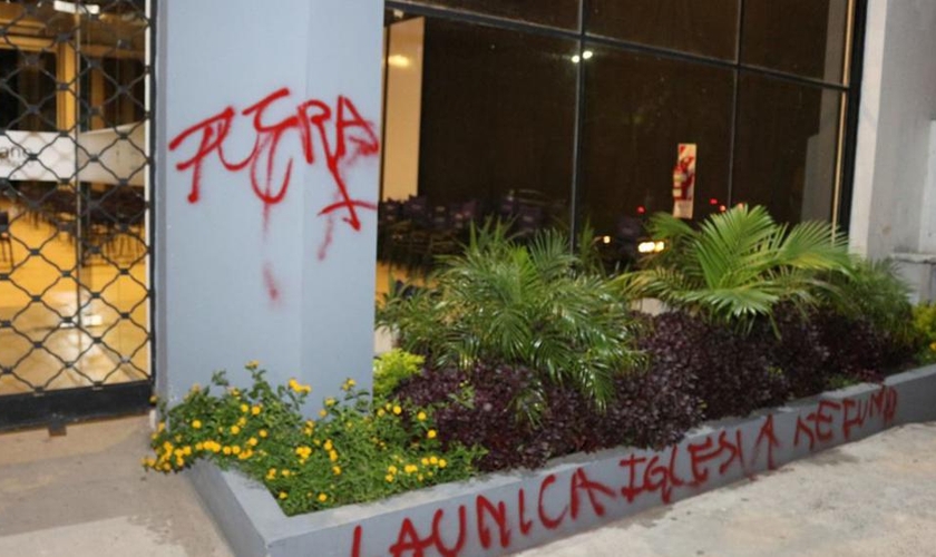 A igreja Centro Cristão de Avivamento, na cidade de Resistencia, capital de Chaco, foi vandalizada. (Foto: Chaco Online)