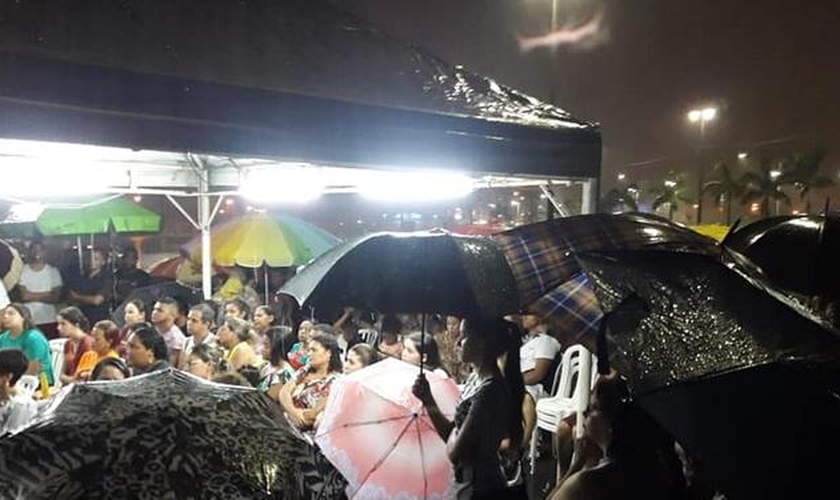 Igreja em Praia Grande foi destruída por temporal faz culto embaixo de chuva (Foto: Arquivo Pessoal/Wellington Souza)