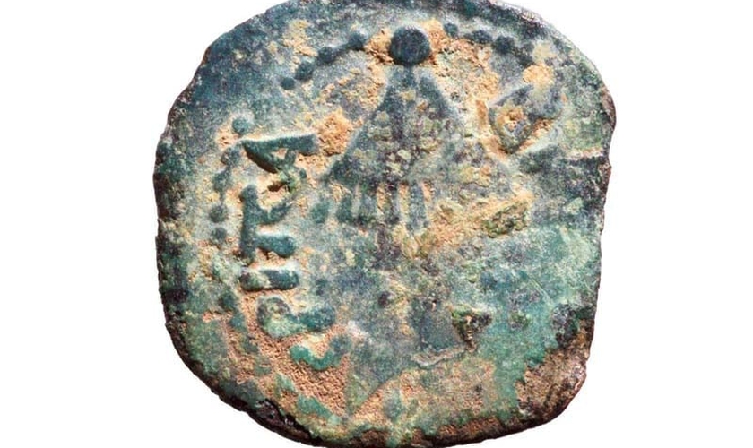 Antiga moeda com a inscrição “Rei Agripa” encontrada em Shiloh. (Foto: Repdorução/ COGAT)