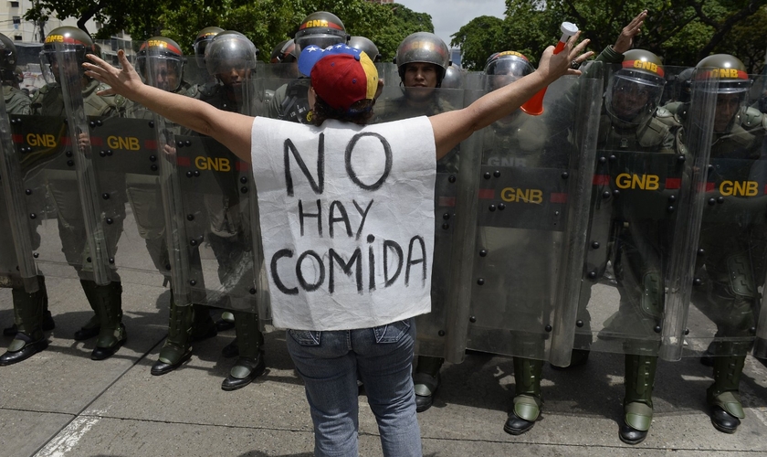 Mulher protesta contra escassez de alimentos que atinge a Venezuela, em 2016. (Foto: Frederico Parra/AFP/Getty Images)