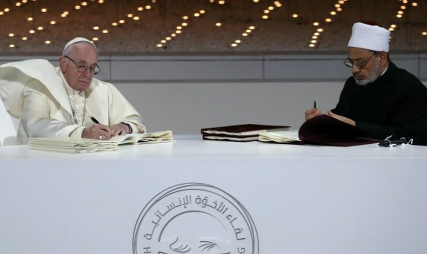 O Papa Francisco e o Grande Imã de al-Azhar, o xeque Ahmed al-Tayeb, assinaram “pacto inter-religioso”. (Foto: Tony Gentile/Reuters)
