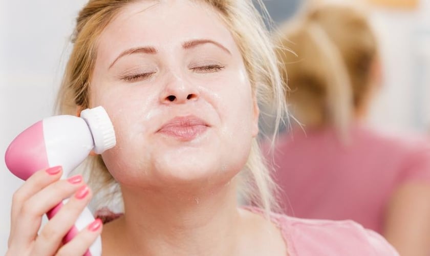 A limpeza de pele ajuda a controlar a oleosidade, as espinhas e a obstrução dos poros. (Foto: iStock)