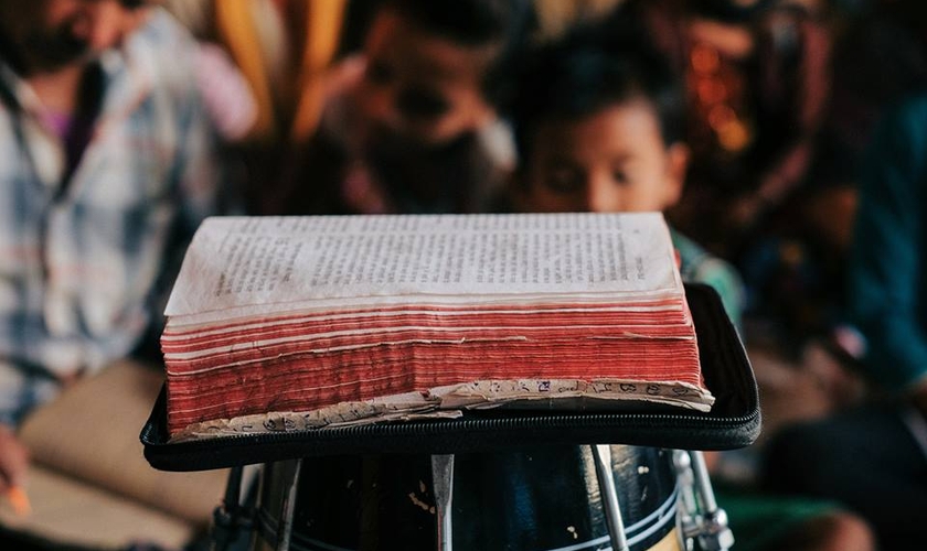 Tilak era analfabeto, mas conseguiu ler a Bíblia de maneira milagrosa. (Foto: The Timothy Initiative)