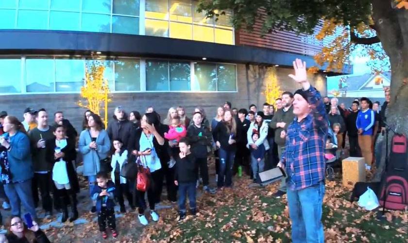 Pastor faz cultos em frente à clínica de aborto Planned Parenthood, em Washington. (Foto: Reprodução/Facebook)